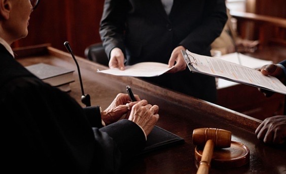 Odrzucenie spadku – kiedy warto podjąć tę decyzję? Jakie są procedury?